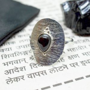 Bague ovale argent brossé et goutte onyx noir