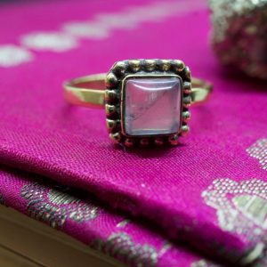 Fine bague carrée en laiton quartz rose