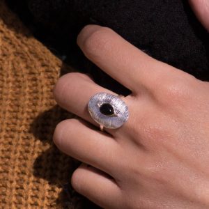 Bague ovale argent brossé et goutte onyx noir