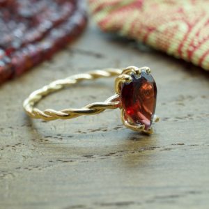 Bague plaqué or goutte de larme grenat
