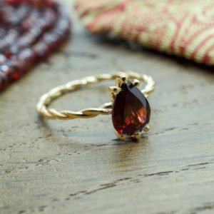 Bague plaqué or goutte de larme grenat