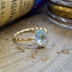 Bague plaqué or goutte de larme topaze bleue