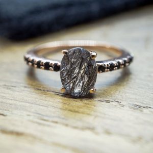 Bague plaqué or rosé quartz rutile et spinelle noir