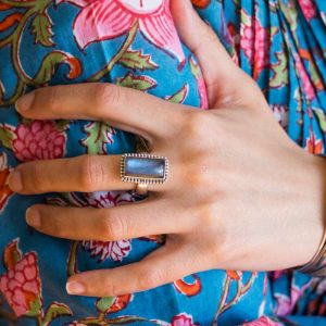 Grosse bague rectangle argen labradorite