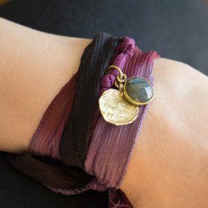 Bracelet de Soie Couleur pourpre Charm en bronze et pierre naturelle assortie