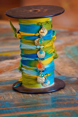 Bracelet de soie turquoise et charm assorti