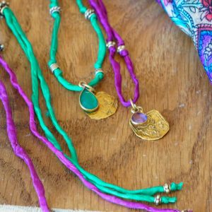 Collier de soie et charm en laiton et améthyste