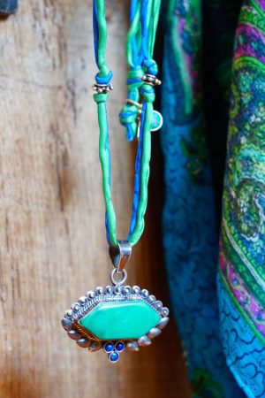 Aventurine sur cordons de soie bleu vert