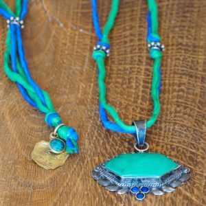 Aventurine sur cordons de soie bleu vert
