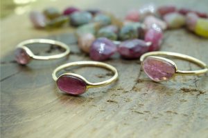 Fine bague plaqué or tourmaline rose