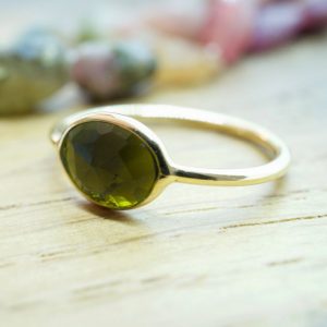 Fine bague Plaqué or et Tourmaline vert foncé