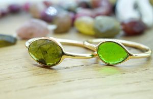 Bague fine plaqué or et toumaline vert clair