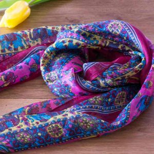 Foulard en soie fuchsia rose et jaune à motifs éléphants et cachemires