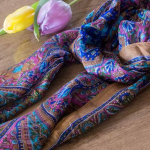 Foulard en soie marron bleu et rose avec motifs floraux et éléphants