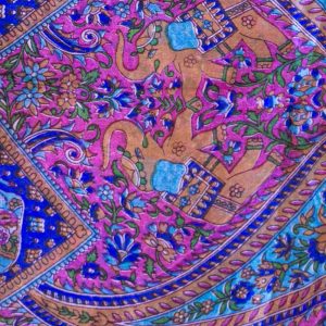 Foulard en soie marron bleu et rose avec motifs floraux et éléphants