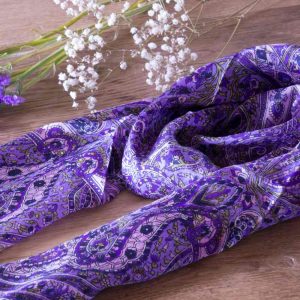 Foulard en Soie Violet avec Motifs Cachemire