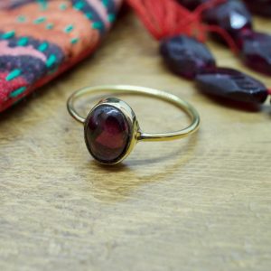 Petite bague ovale en laiton grenat