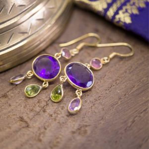 Boucles d’oreilles Kama plaqué or 3 microns et gemmes d' améthyste, de péridot et de tourmaline rose.
