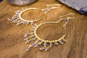 Créoles Gayatri Laiton doré et labradorite