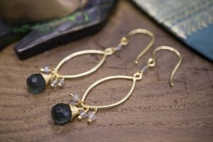 Boucles d'oreilles Ganga en Laiton et Cristal teinté