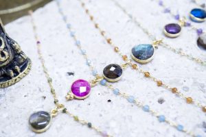 Collier Shanti Laiton et Pierres Naturelles