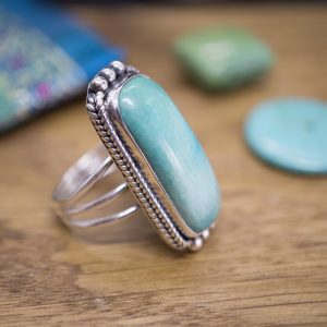 Bague rectangulaire en argent et turquoise mohave bleue