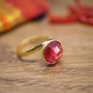 Bague Ronde Plaqué Or et Cristal Rouge