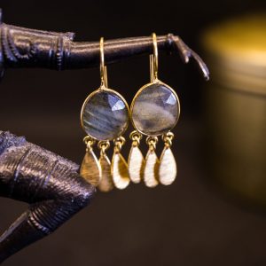 Boucles d'oreilles Pendantes Malana Laiton Plaqué Or et Labradorite