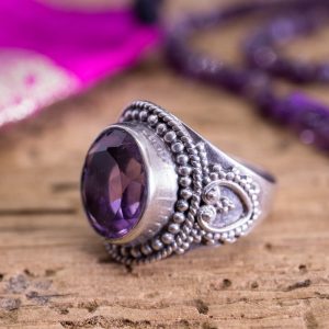 Bague ethnique Dhani en argent et améthyste