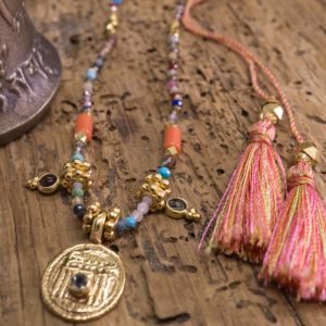 Collier Mahakali Pierres Naturelles Multicolores et Amulettes