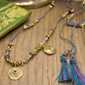 Collier Indra Tourmaline Multicolore et Amulettes sur Cordon de Soie